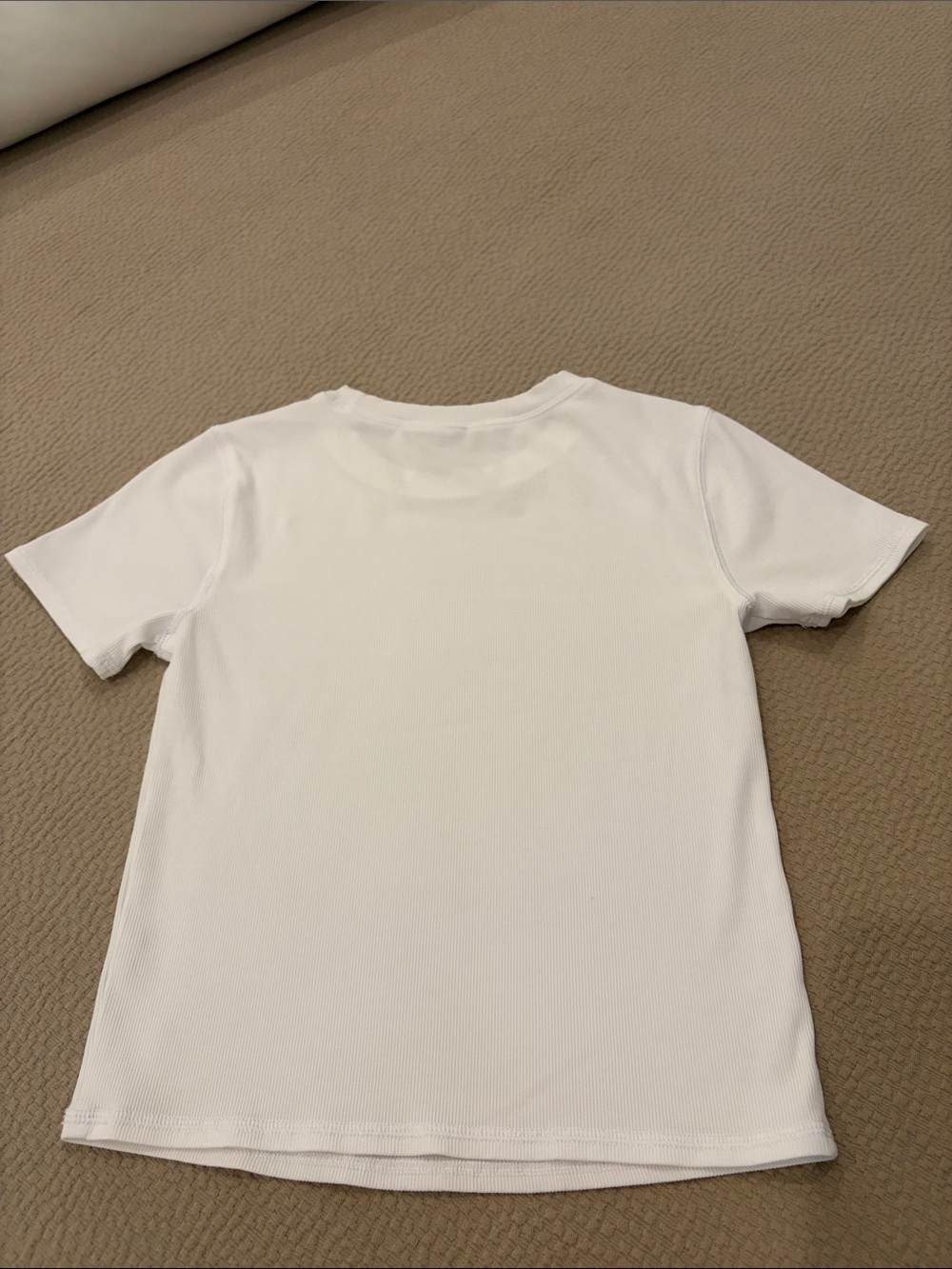 VUORI Women’s Cropped Ribbed Short-sleeve Crew Neck Tee in White. SZ S - Picture 4 of 4